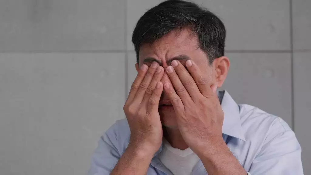 Les causes des corps flottants dans les yeux liés au stress